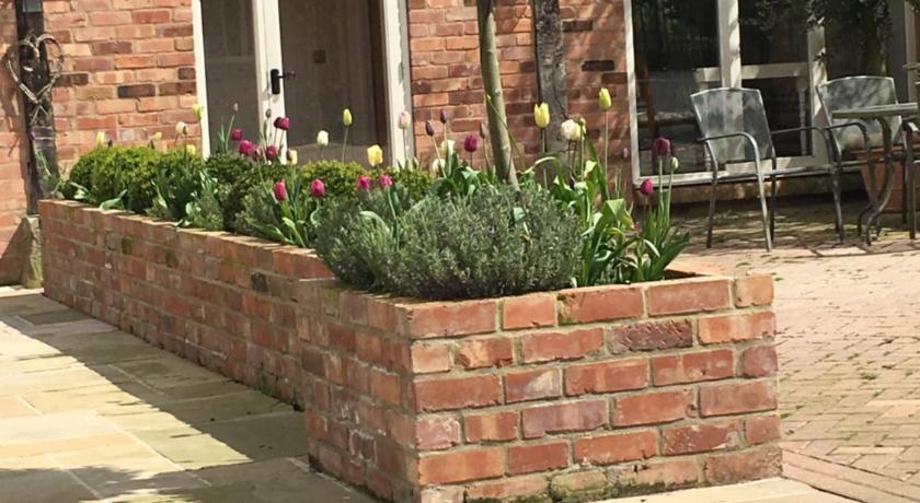 Balsley Hunger Barn 3-Star Hotel exterior