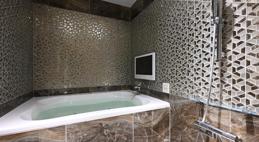 a bathroom with a tub and a bathtub in it, HOTEL VARKIN ANNEX in Tokyo