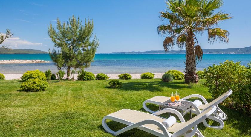 Luxury Design Beach Front Apartment — Hotel in Sukosan