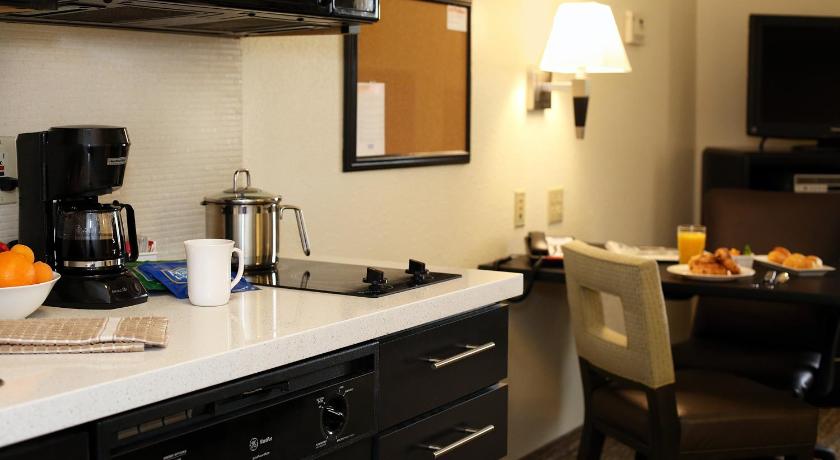 Candlewood Suites East Lansing, an IHG Hotel photo