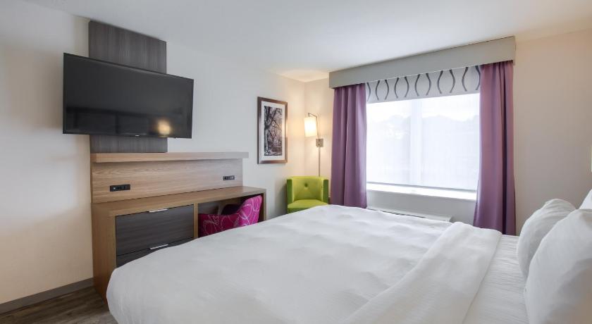 La Quinta Inn & Suites by Wyndham Mobile photo