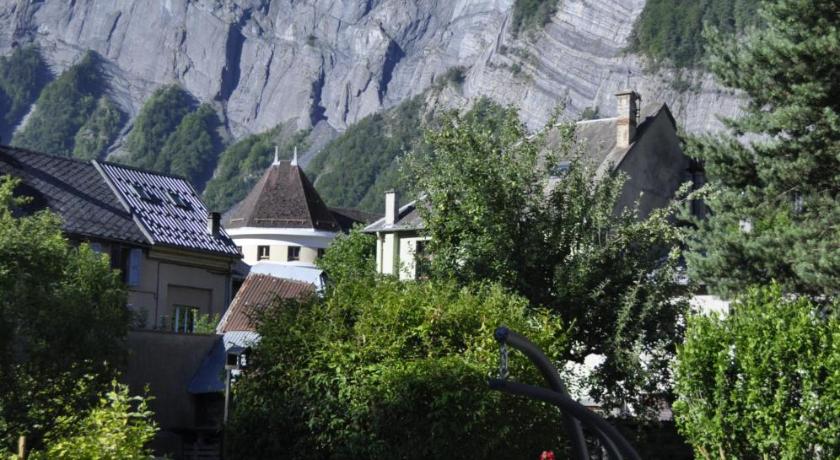 Chalet la Cachette Cyclists Skiers