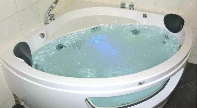 Image of Suite with Spa Bath 5