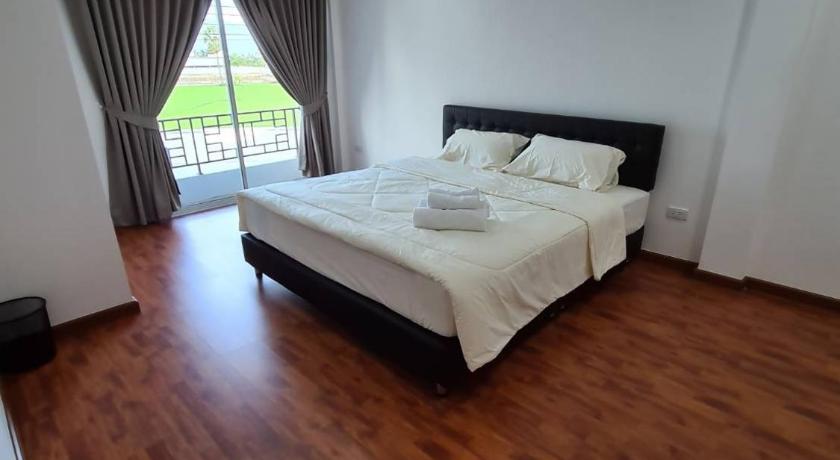 a bedroom with a bed and a dresser, YYK Homestay in Nakhon Pathom