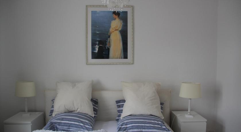 Image of Cottage with Garden View 4