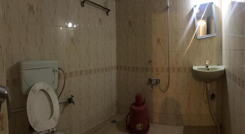 a bathroom with a toilet and a sink, STAYMAKER Ice Berg Deluxe Lodge in Coorg