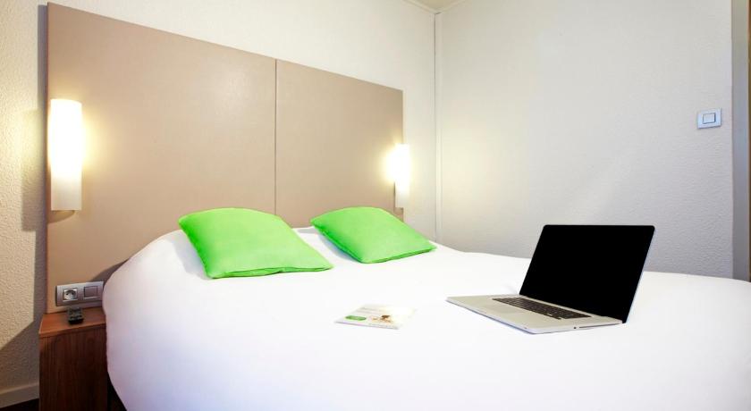 a bedroom with a laptop computer and a bed, Campanile Paris Est - Bobigny in Paris
