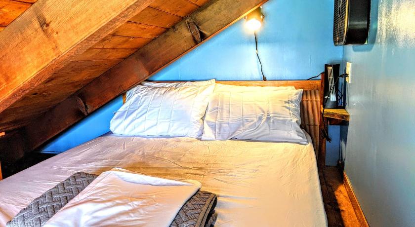 Image of Queen Room with Shared Bathroom 7