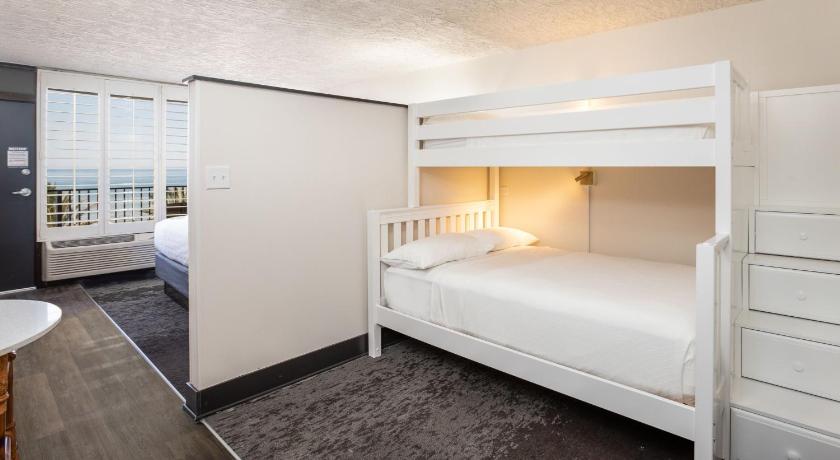 Image of 1 King 1 Bunk Bed Standard Oceanfront 4