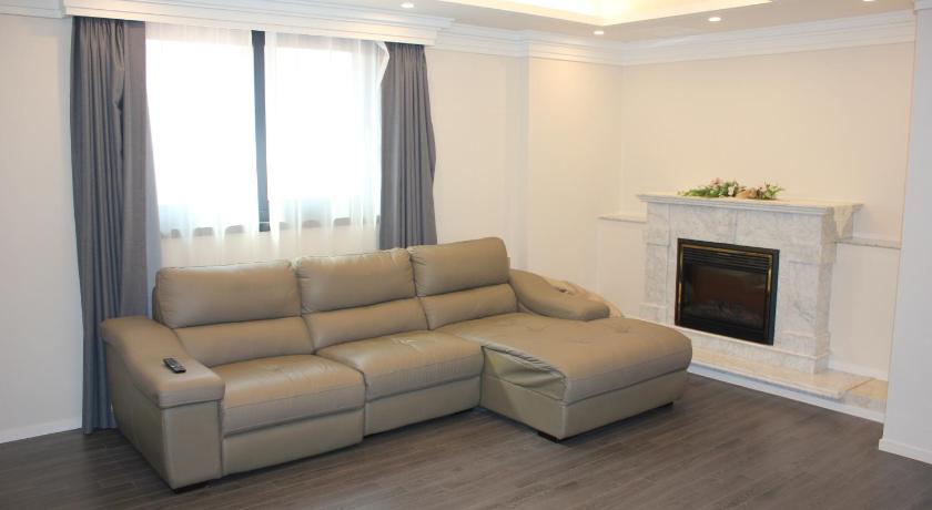 Image of Suite Pool View 15