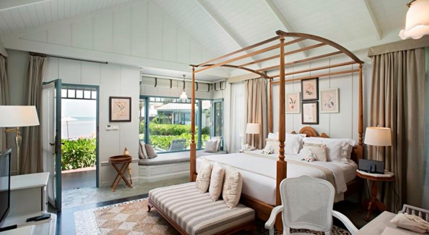 Image of Beachfront Villa with Sea View 0