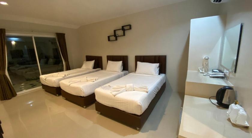 Image of Superior Triple Room with 3 Beds 15