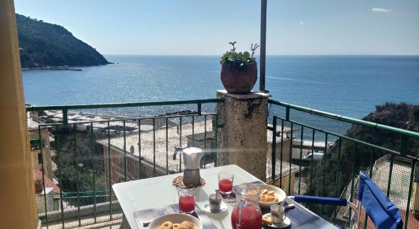 Michela Apartment Sea View — Hotel in Levanto