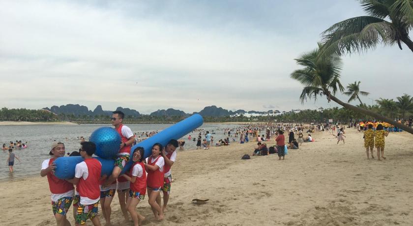 people standing on top of a sandy beach, TUAN CHAU RESORT HA LONG in Hạ Long