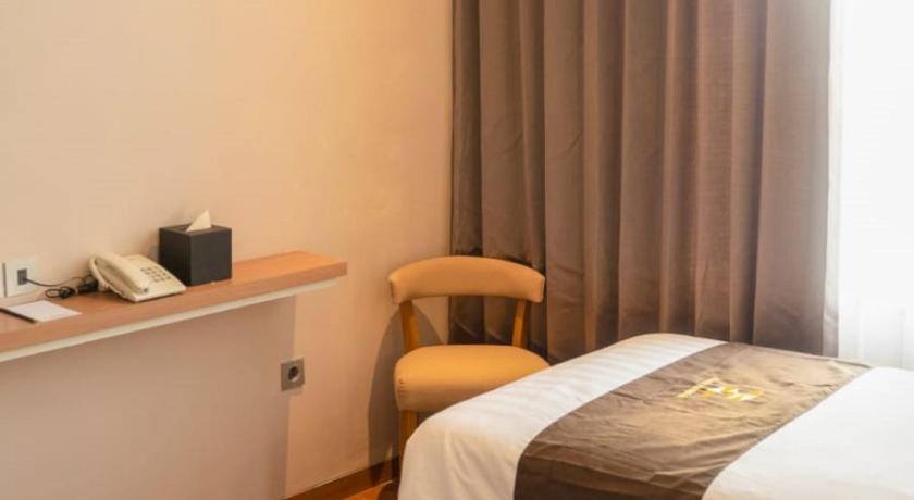Zenith Premiere Hotel Baubau photo