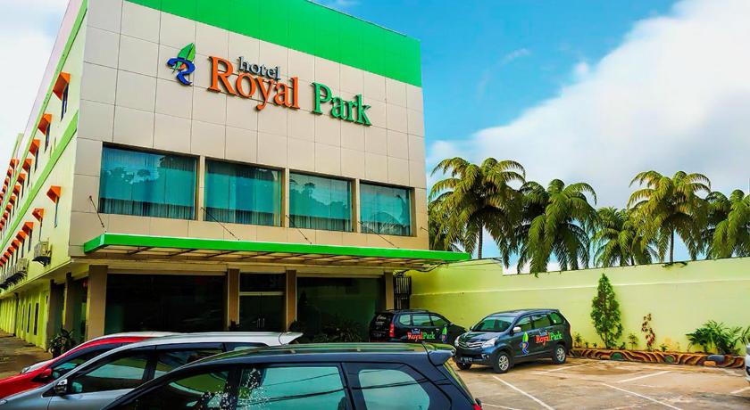 cars parked in front of a large building, Royal Park Hotel Samarinda in Samarinda
