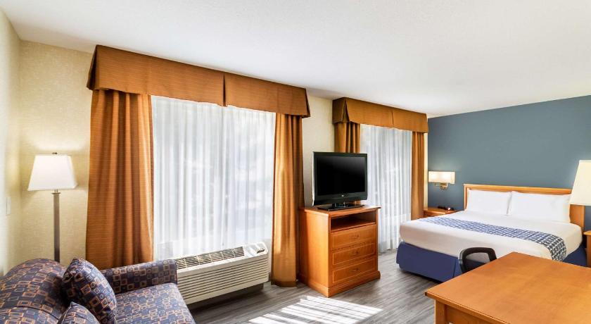 Econo Lodge Inn and Suites University Calgary