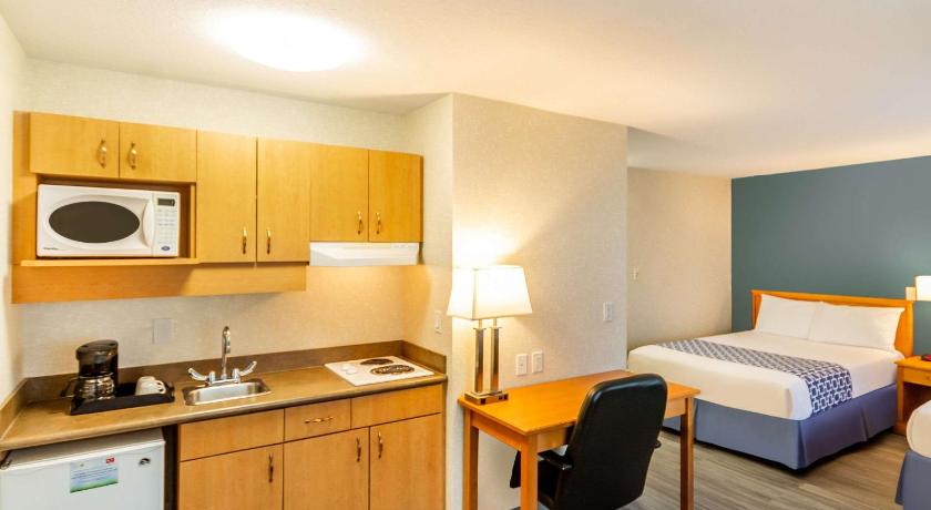 Econo Lodge Inn and Suites University Calgary