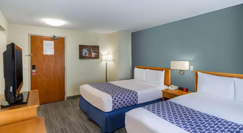 Econo Lodge Inn and Suites University Calgary