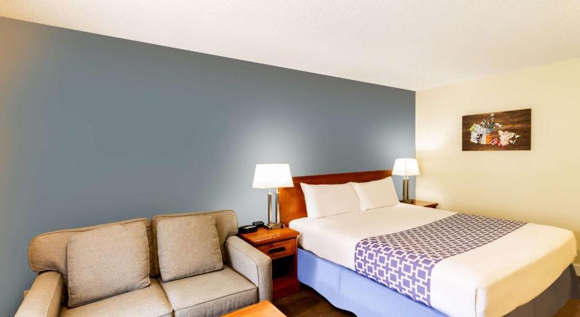 Econo Lodge Inn and Suites University Calgary