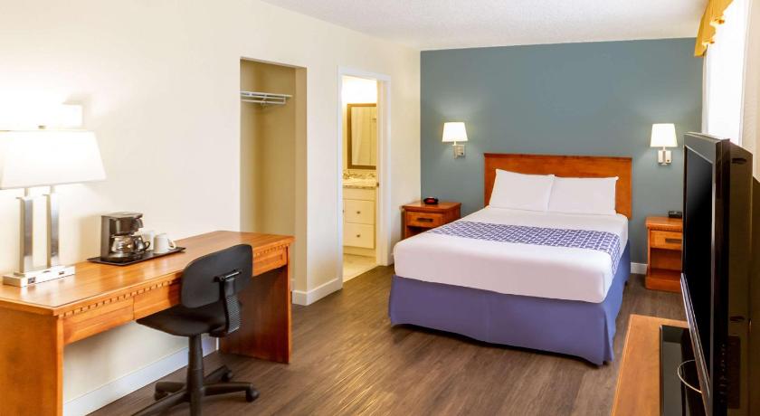 Econo Lodge Inn and Suites University Calgary
