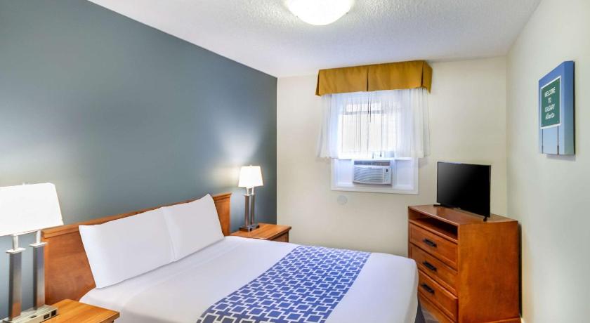 Econo Lodge Inn and Suites University Calgary