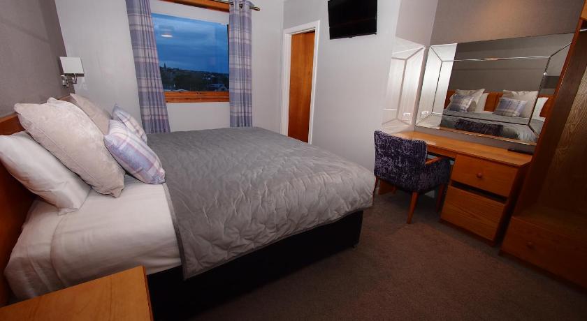 a hotel room with a bed and a desk, Park Hotel in Thurso