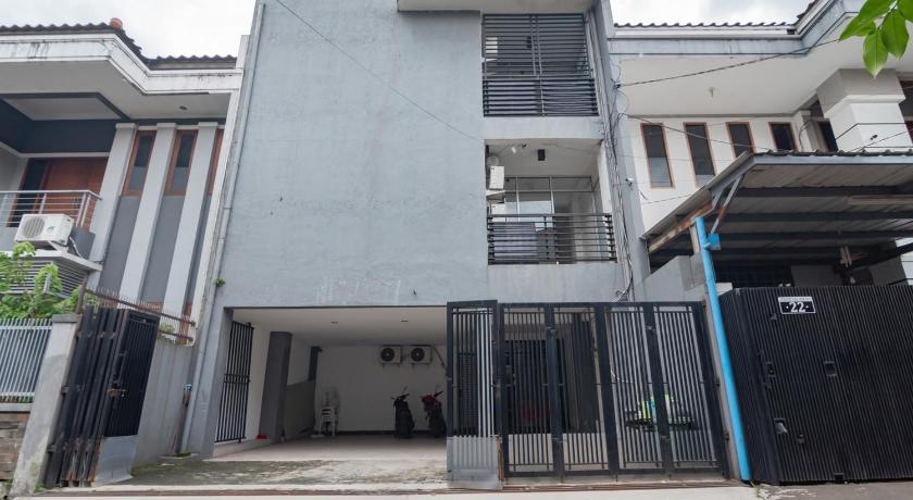 RedDoorz Syariah @ Afifah Guest House near Bikasoga Sport Center – Bandung, ID
