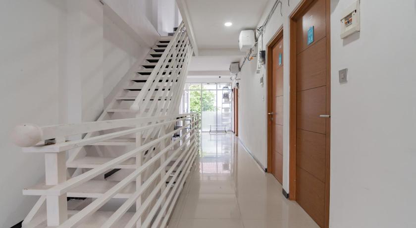 RedDoorz Syariah @ Afifah Guest House near Bikasoga Sport Center – Bandung, ID