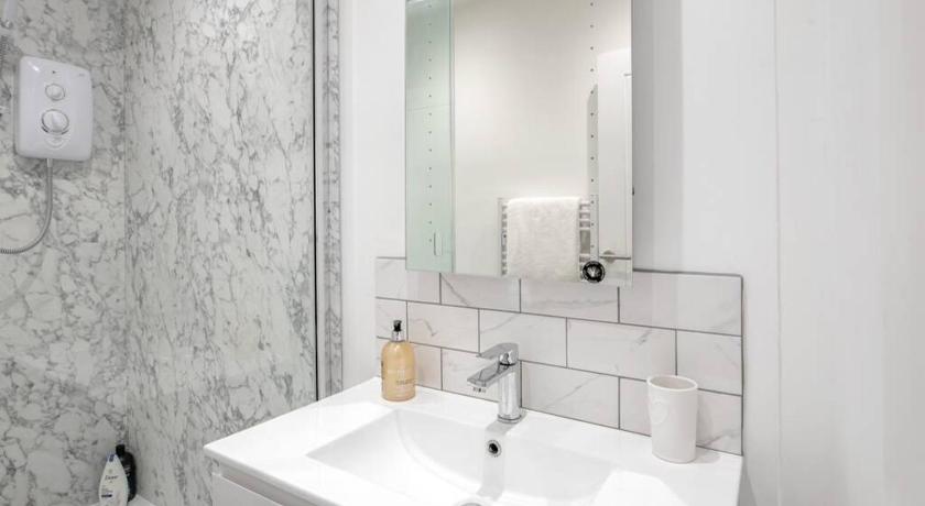 2 Bed City Centre Apartment 1 min from Bath Abbey photo