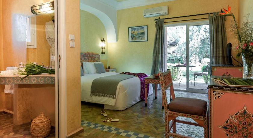 Charming villa in the heart of Marrakech palm grove photo