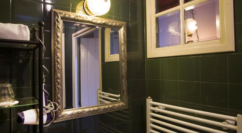 a bathroom with a sink and a mirror, Stadslogement De Smederij van Steenwijk in Steenwijk