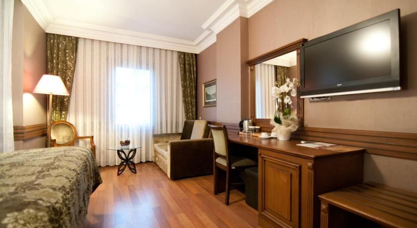 Image of Superior Triple Room 14