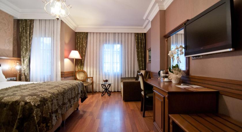 Image of Superior Triple Room 9