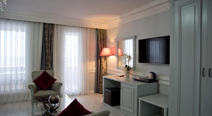 Image of Suite with Balcony 6