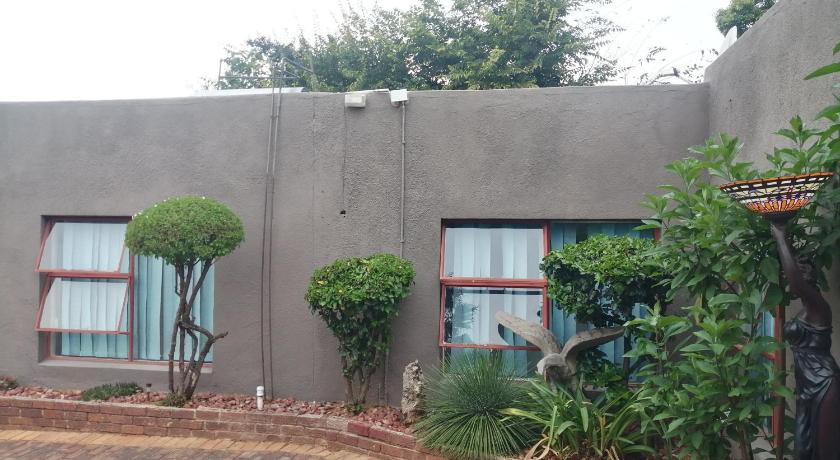 Naisar's Apartments Primrose,Johannesburg photo