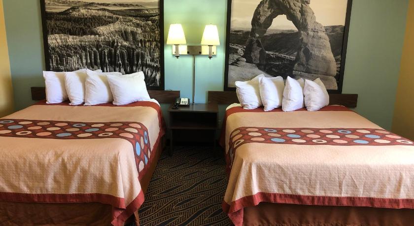 Super 8 By Wyndham Cedar City photo