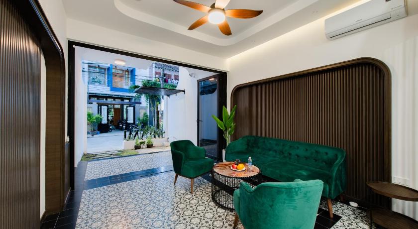 a living room filled with furniture and a couch, Khach san gan bien Miami Tuy Hoa Phu Yen in Tuy Hòa (Phú Yên)
