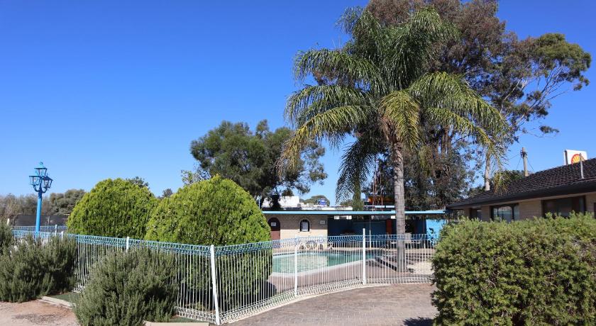 Capri Motel photo