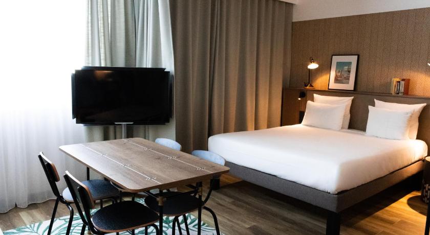 Image of Superior suite with 1 double bed and day bed 12