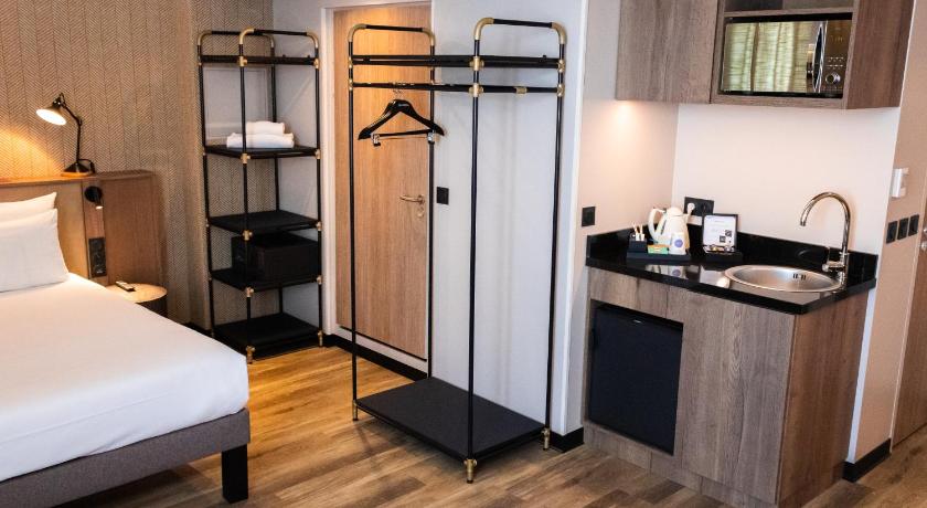 Image of Superior suite with 1 double bed and day bed 16