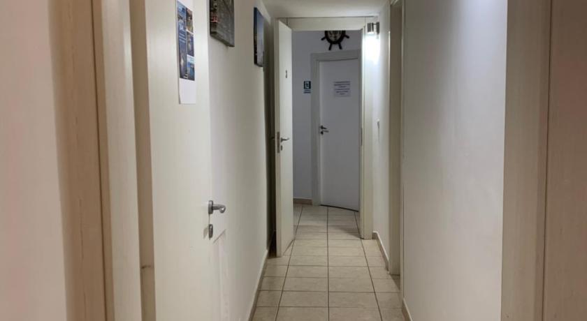 a hallway with a door leading to a bathroom, La Tela Bianca in Naples