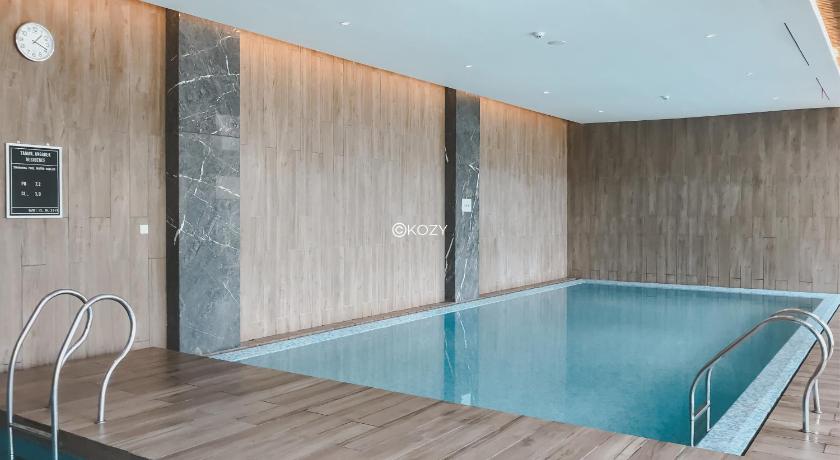 AMBER by Kozystay Studio with Pool View in Central Park Area photo