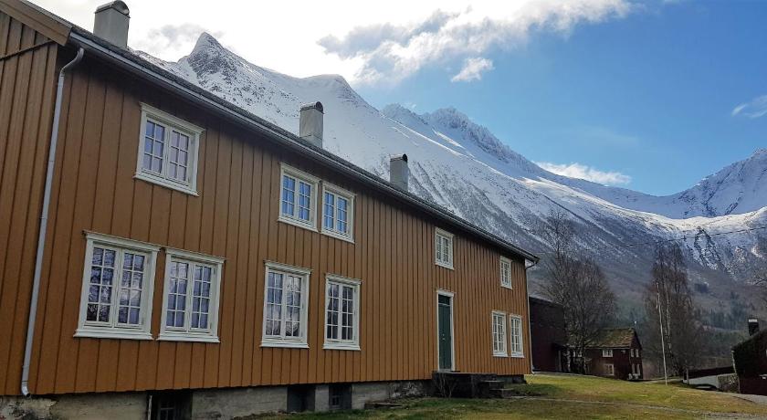 Lensmansgarden Marteinsgarden — Hotel in Innfjorden