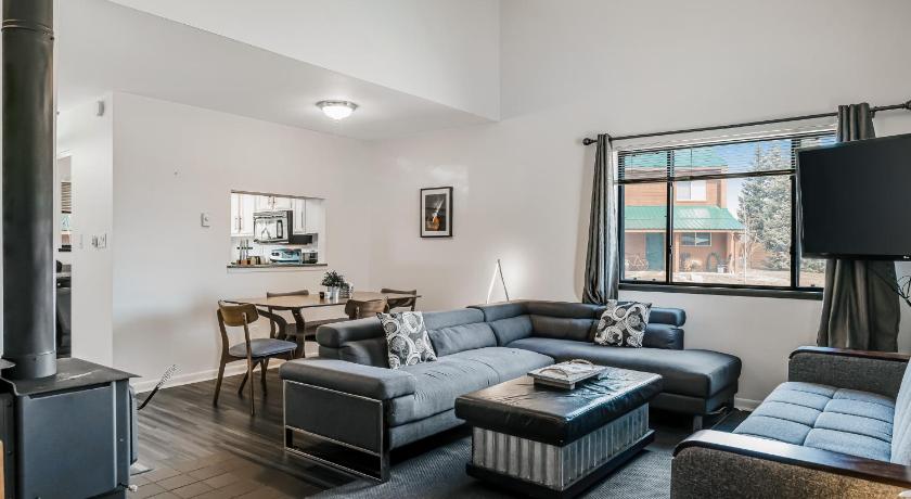 Modern Mountain Getaway &amp; Pagosa Peaks Outlook — Hotel in Pagosa Springs (CO)