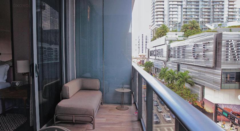 a patio area with a balcony and a balcony view, Aluna Lux Suites at SLS Lux Brickell Building in Miami (FL)