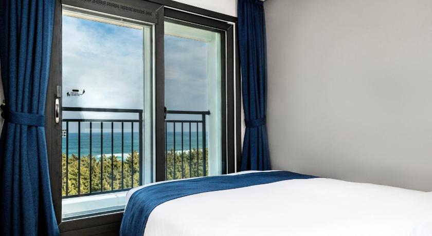 Image of Deluxe Double Ocean 6