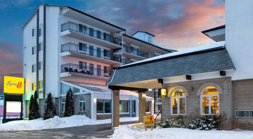 Super 8 by Wyndham Niagara Falls by the Falls photo