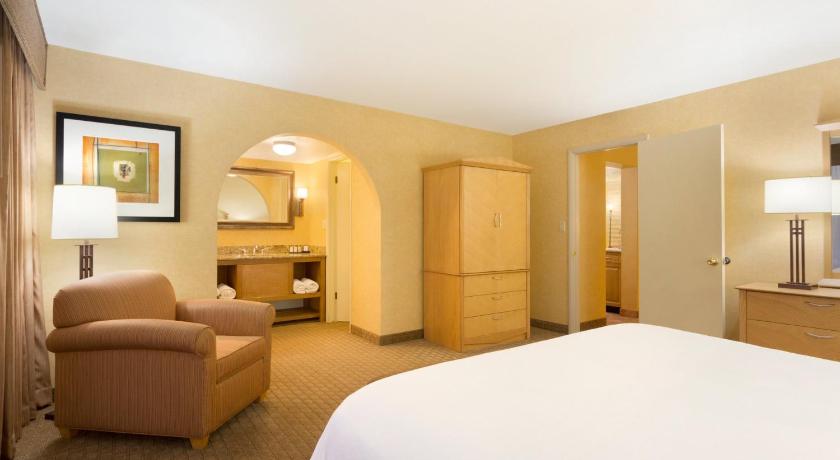 Embassy Suites by Hilton Phoenix Airport