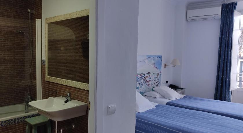 Szoba kétszemélyes vagy 2 külön ággyal és erkéllyel (Double or Twin Room with Balcony) fotója 2
